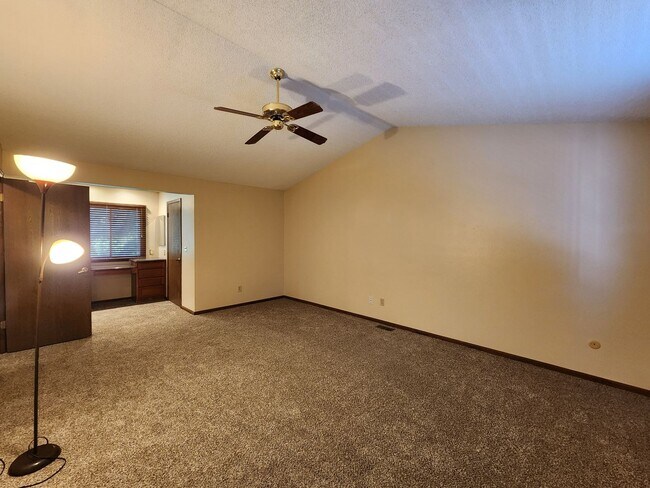 Building Photo - Beautiful 4 Bedroom Home on Cul Du Sac Wit...