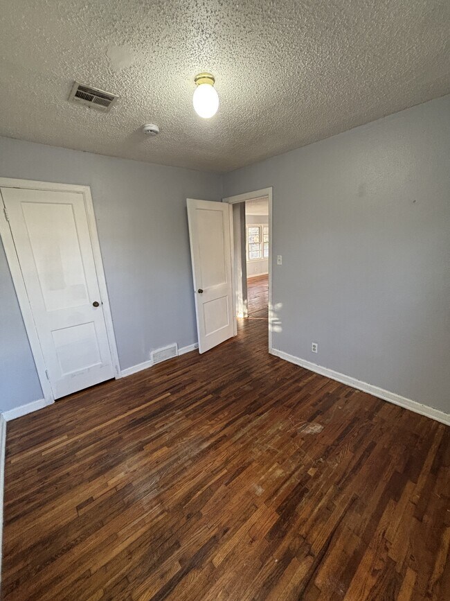 Building Photo - 1912 N Grove St