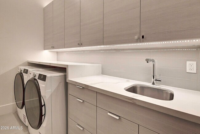 Building Photo - 6401 E Larkspur Dr