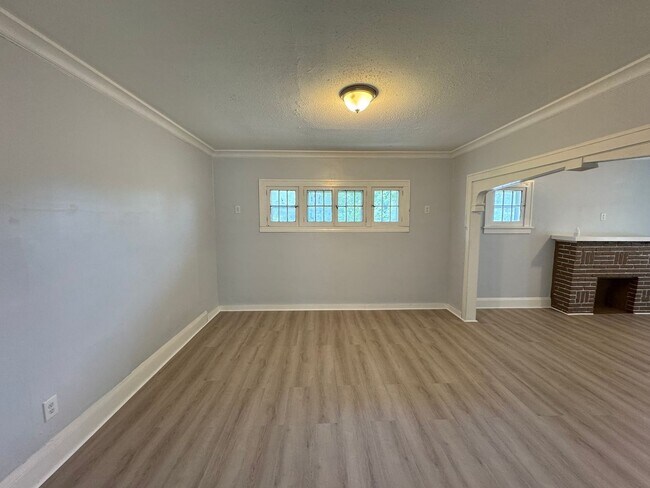 Building Photo - 1429-31 Knox Ave N