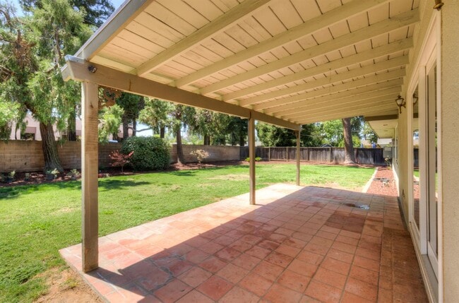 Building Photo - 2553 W Scott Ave