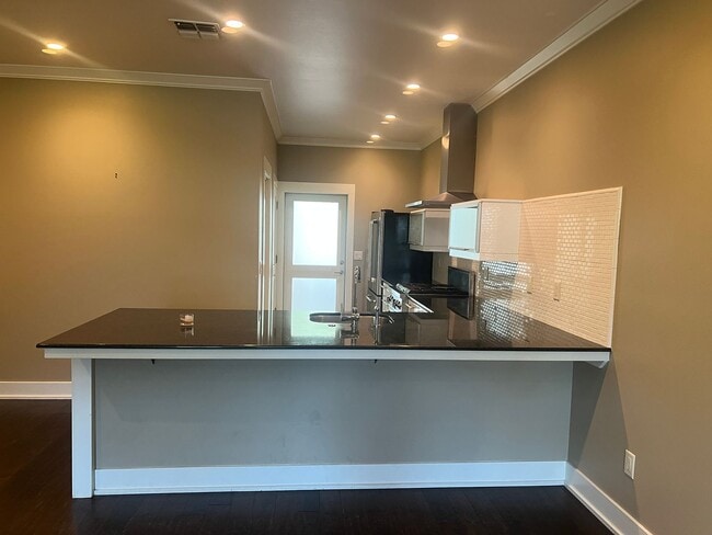 Building Photo - Stunning 2-Bedroom, 2.5-Bath Townhouse!