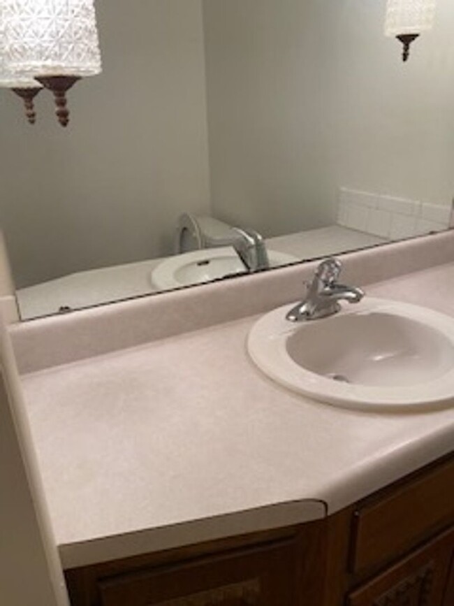 Building Photo - 3 Bed, 1 1/2 Bath, 1 Car Garage, Fenced Yard!