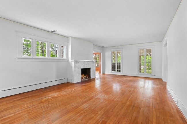 Building Photo - Unique, Charming and Spacious Fayetteville Home!