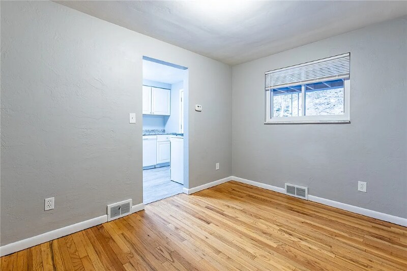 Building Photo - 2273 Pauline Ave