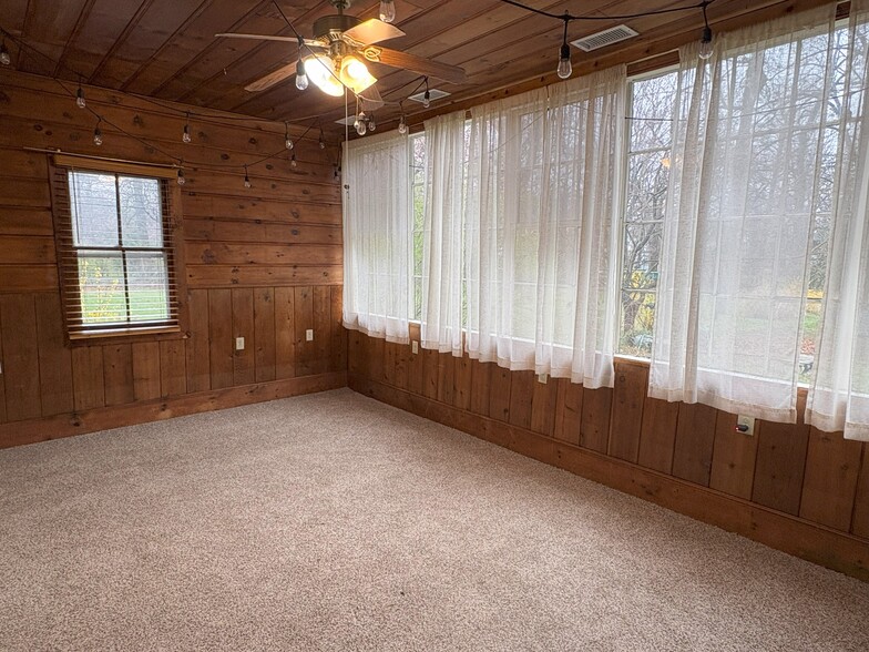Bedroom number 2 - 207 Holly St