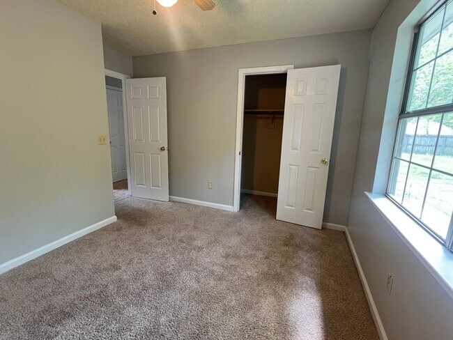 Building Photo - AVAILABLE LATE NOVEMBER (Small Pets Only)