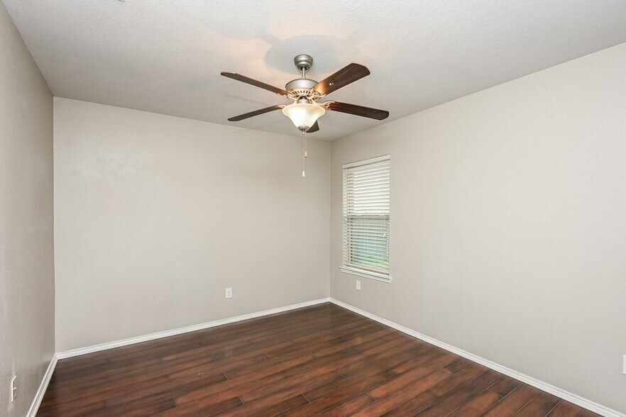 Building Photo - 900 W Bend Blvd