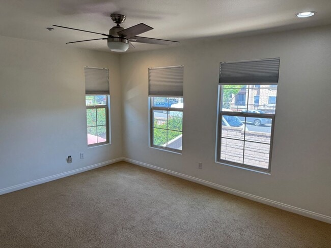 Building Photo - Beautiful Mission Valley Townhome in Escal...