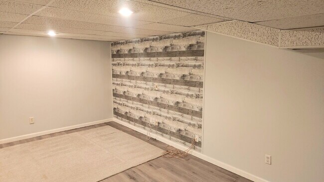 Building Photo - "Charming 3-Bed Oasis with 2.5 Baths on Carrington Court!"