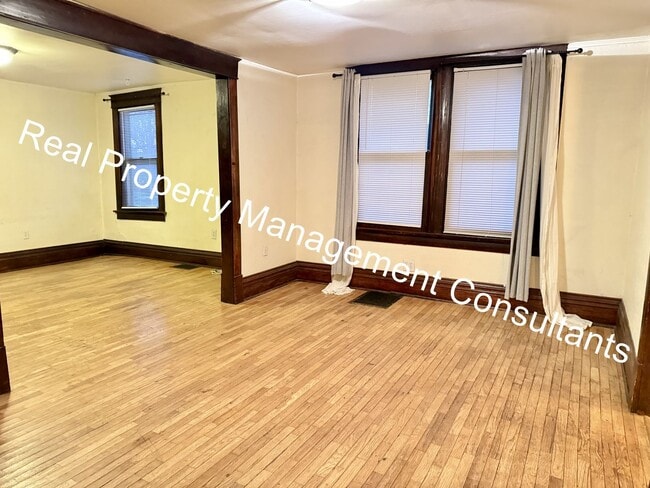 Building Photo - Beautiful Historic 2 bedroom Duplex