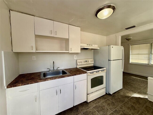 Building Photo - 3908 S Nashville Ave