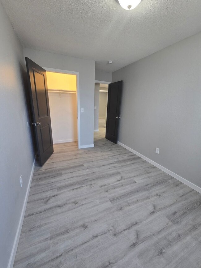 Building Photo - 2 Bedroom , 1 Bathroom Apartment!