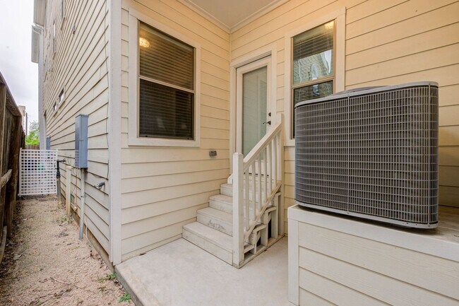 Building Photo - Welcome to this stunning 3-bedroom, 3.5-ba...