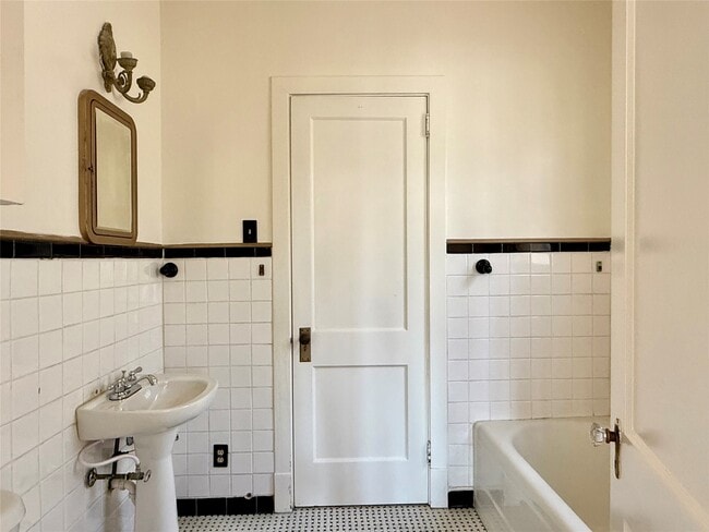 Building Photo - 101 S Brewer St