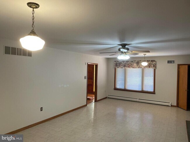 Building Photo - 1306 Hawthorne Ln