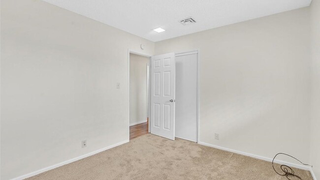Building Photo - 102 Hollyhock Ln