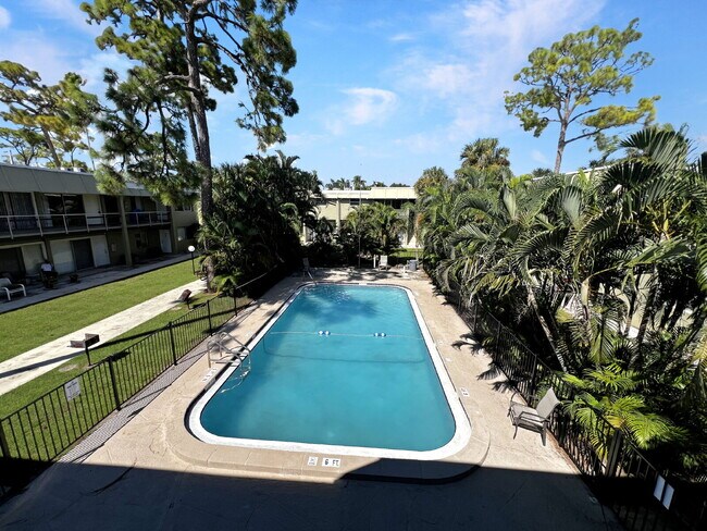 Building Photo - 1852-A Golf View Avenue #10