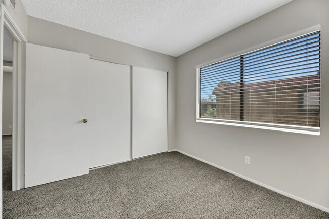 Building Photo - Cute 2 bedroom condo