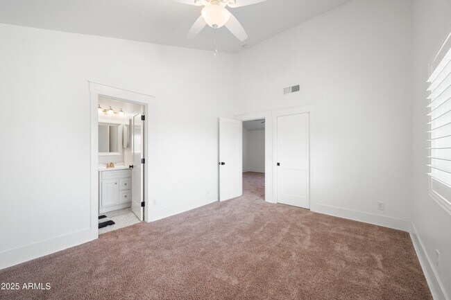 Building Photo - 4352 E Santa Rosa Pl