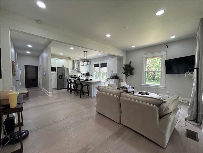 Building Photo - 1701 Lanier Dr SW