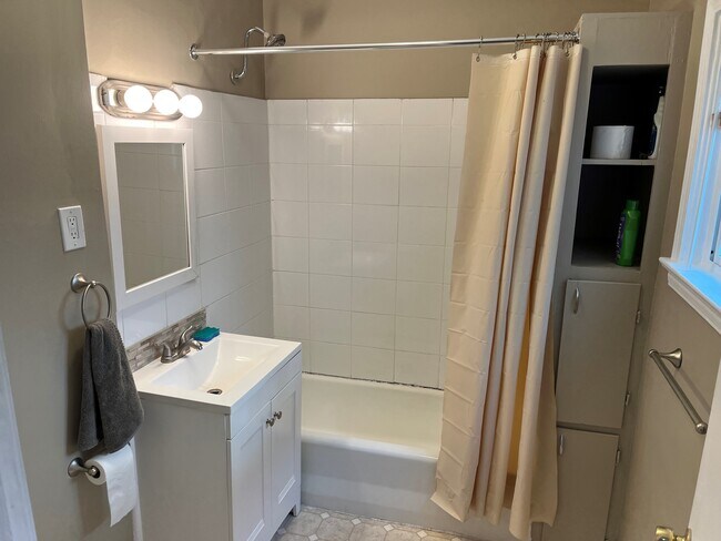 Building Photo - 329 W Madison St