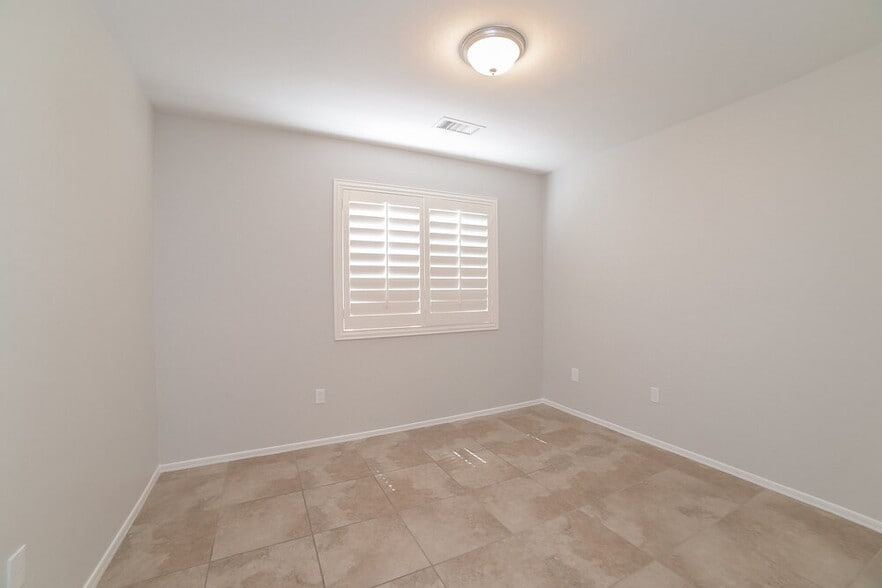 Building Photo - 323 N Ocean Dr