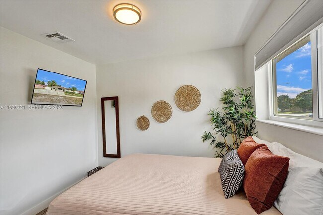 Building Photo - 19625 NW 6th Pl