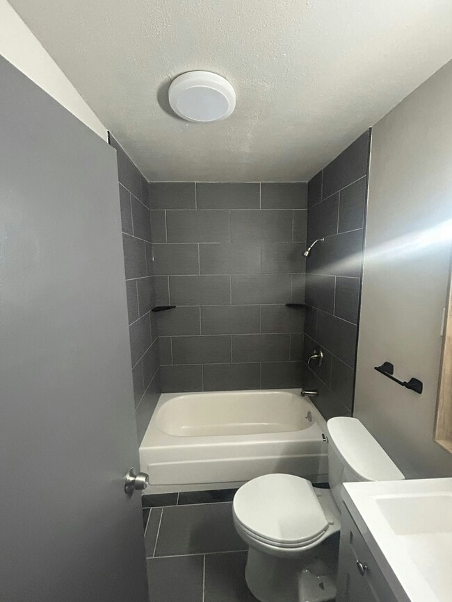 Building Photo - 2011 Salem Ct