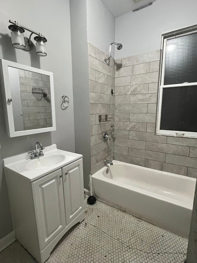 Building Photo - 1252 W Elmdale Ave