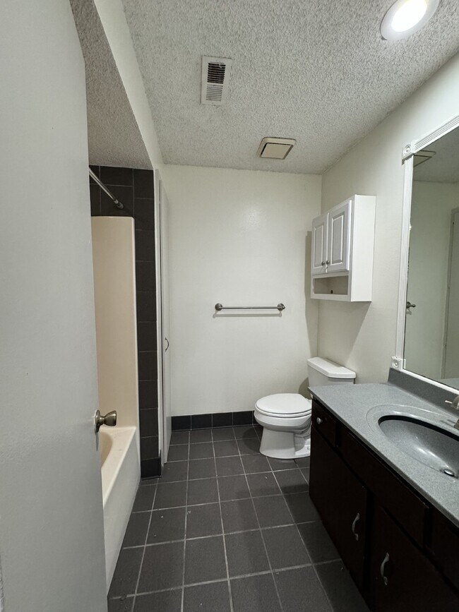 Building Photo - 1 bedroom, 1 bathroom lower level unit wit...
