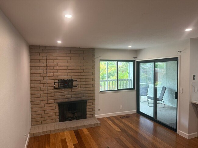 Building Photo - 515 La Baree Dr