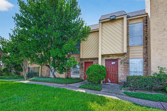 Building Photo - 3303 W Greenridge Dr