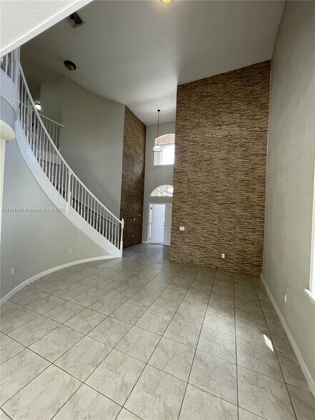 Building Photo - 2240 SE 19th Ave