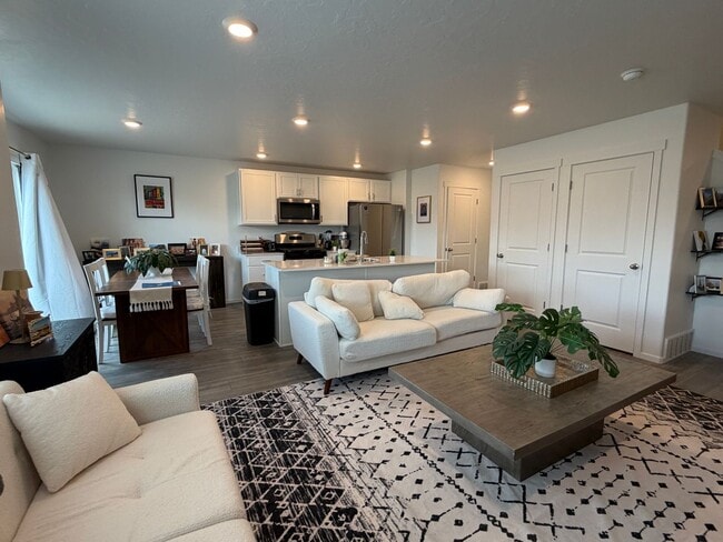 Building Photo - Beautiful, Like-New Townhome in Spanish Fork | 4 Bed, 3.5 Bath | Finished Basement with Kitchen |...