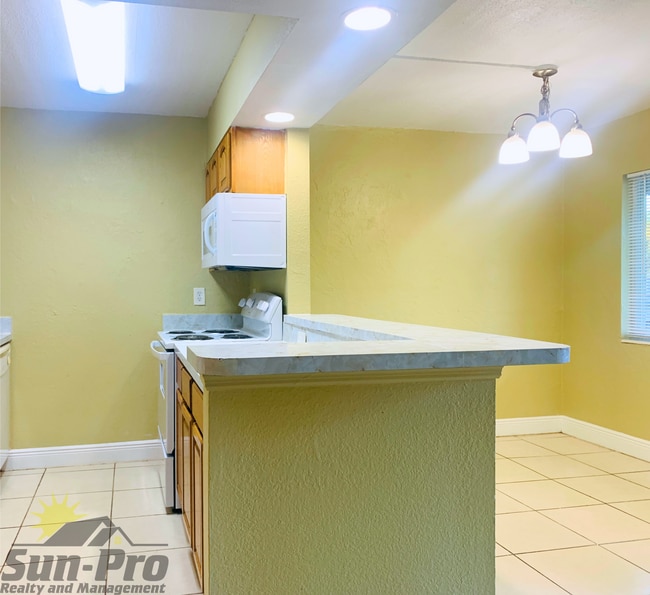 Building Photo - 900 S Peninsula Dr