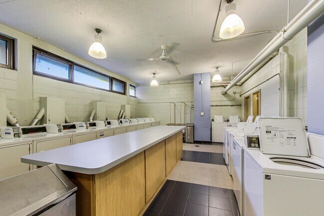 Building Photo - 2930 N Sheridan Rd