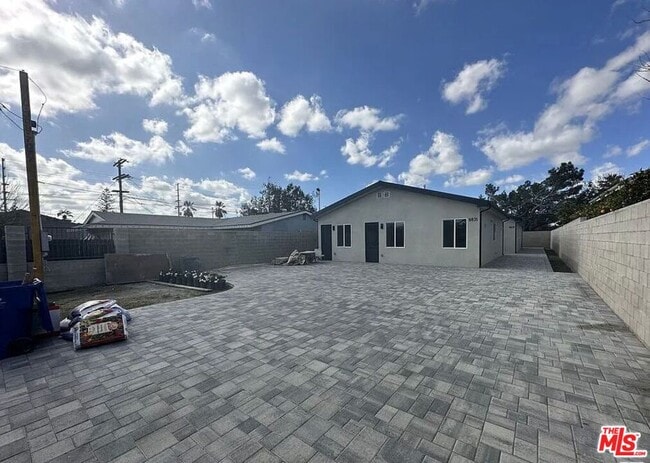 Building Photo - 6829 Bellaire Ave