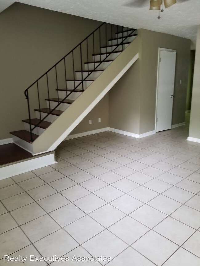 Building Photo - 801 Teaberry Ln