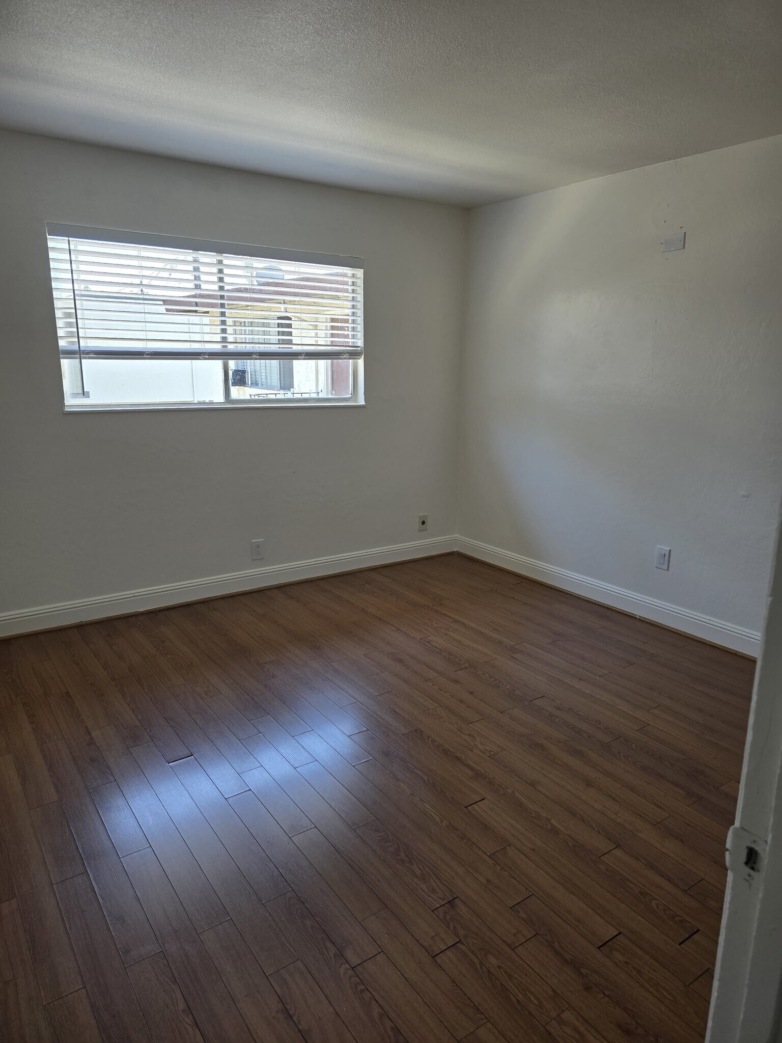 Building Photo - 947 Tamarack Ln