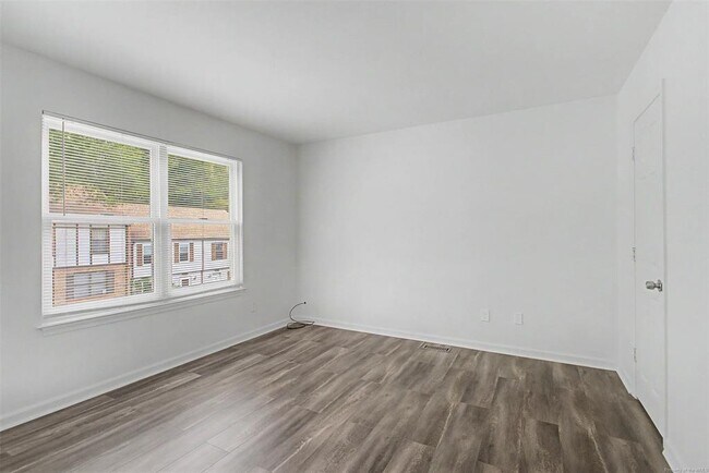 Building Photo - 285 Merrimac Trail