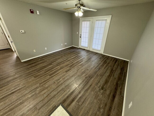 Building Photo - Updated 1 bedroom 2 bathroom apartment on ...