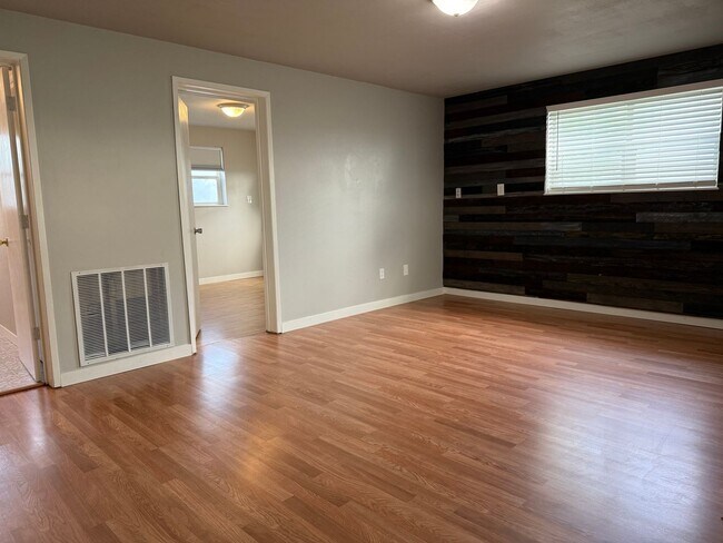 Building Photo - Spacious 3 Bedroom Home with Large Yard & 2-Car Garage