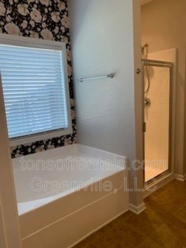 Building Photo - 205 Silver Hawk Dr