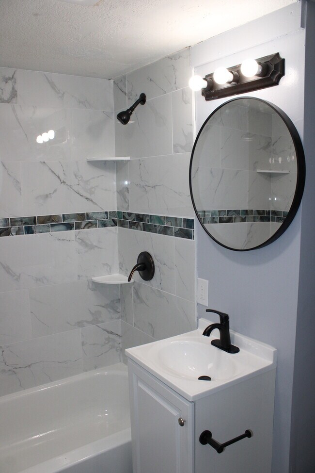 Building Photo - Spacious 4 Bedroom and 1 full bath home in Kansas City, MO.