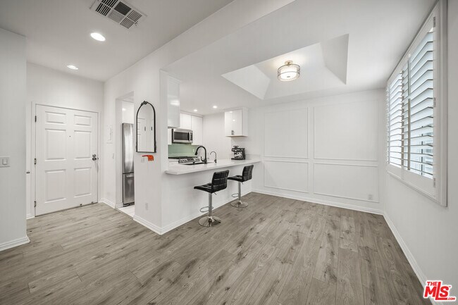 Building Photo - 812 N Hudson Ave