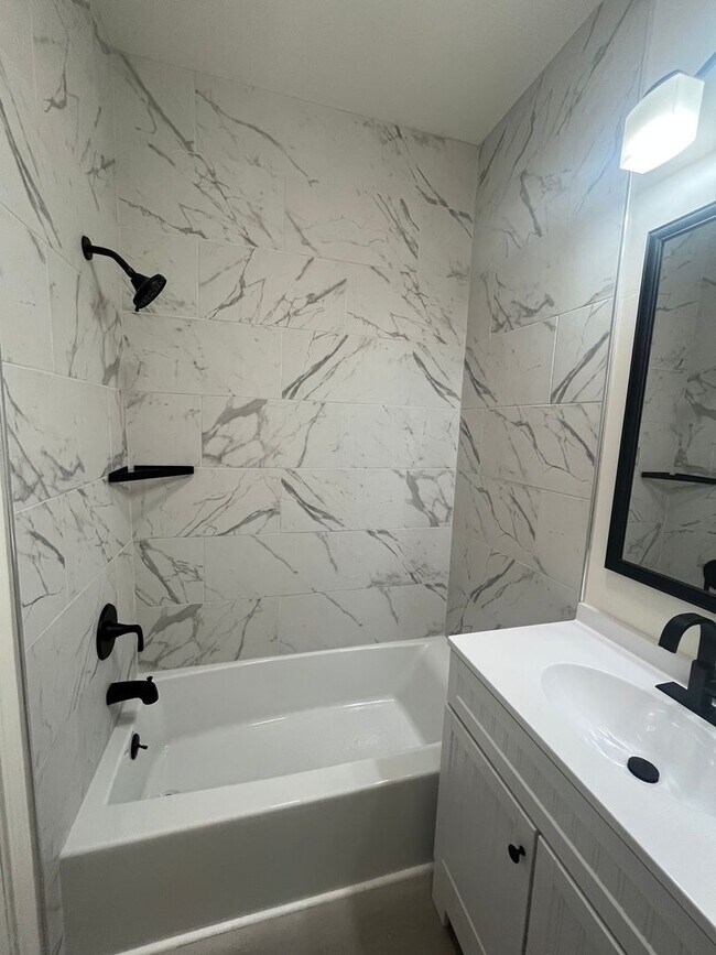 Building Photo - Newly Remodeled Home! MUST SEE!