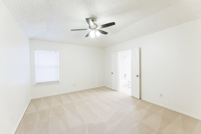 Building Photo - 10104 Englewood Ave