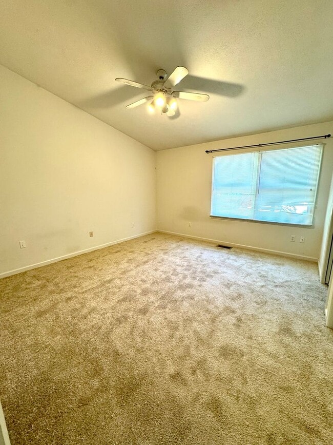 Building Photo - Duplex with Basement Garage for Rent