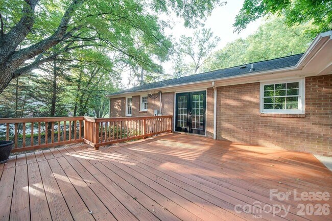 Building Photo - 6700 Castlegate Dr